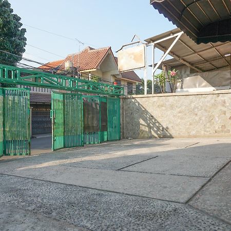 RedDoorz near Kemang Square Hotel Jakarta Bagian luar foto