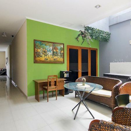 RedDoorz near Kemang Square Hotel Jakarta Bagian luar foto
