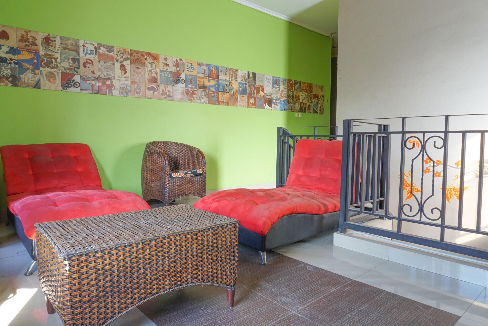 RedDoorz near Kemang Square Hotel Jakarta Bagian luar foto