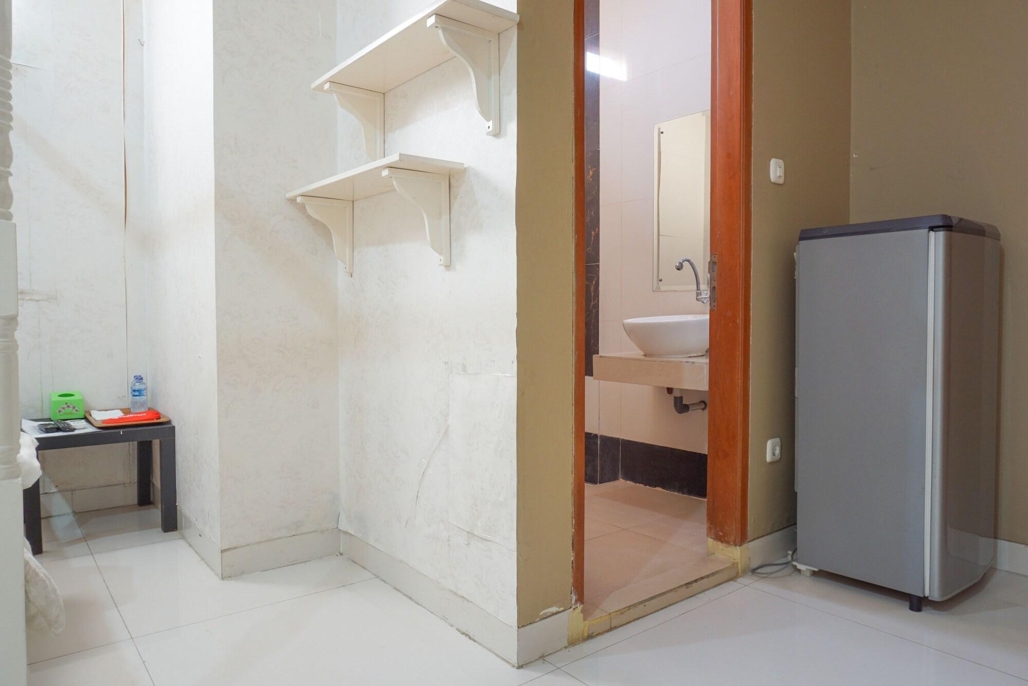 RedDoorz near Kemang Square Hotel Jakarta Bagian luar foto