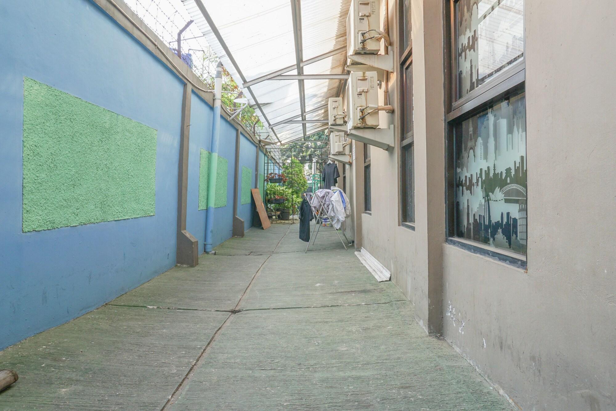 RedDoorz near Kemang Square Hotel Jakarta Bagian luar foto