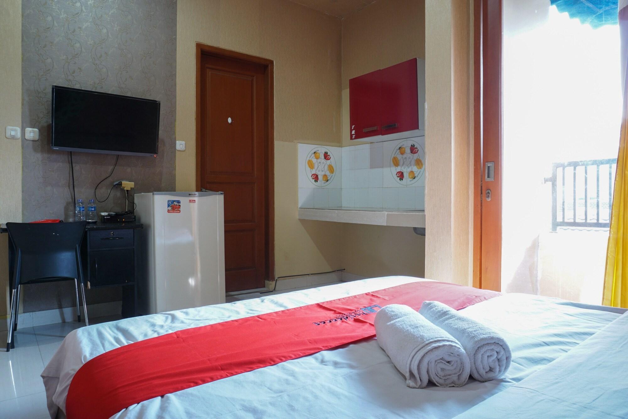 RedDoorz near Kemang Square Hotel Jakarta Bagian luar foto