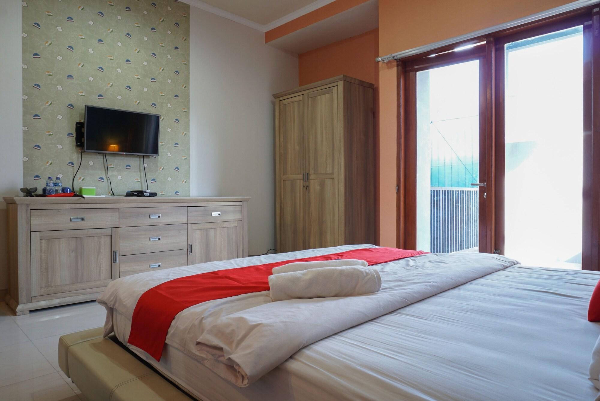 RedDoorz near Kemang Square Hotel Jakarta Bagian luar foto