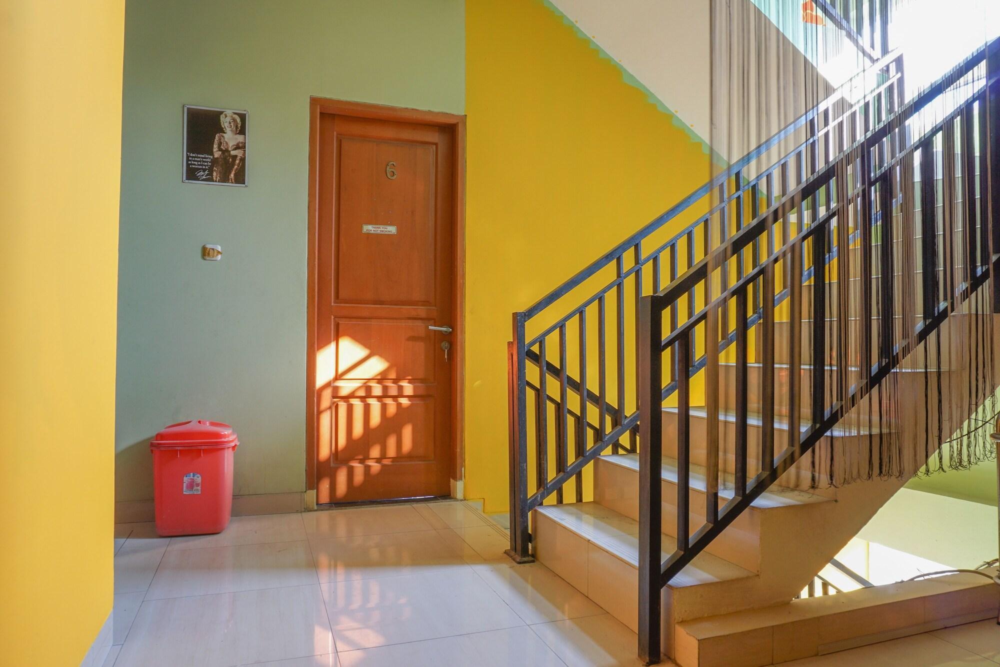 RedDoorz near Kemang Square Hotel Jakarta Bagian luar foto