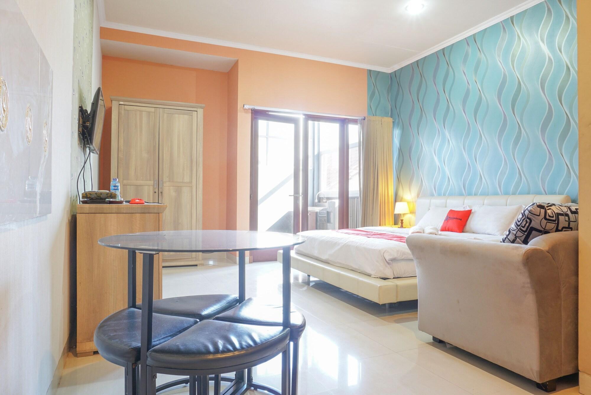 RedDoorz near Kemang Square Hotel Jakarta Bagian luar foto