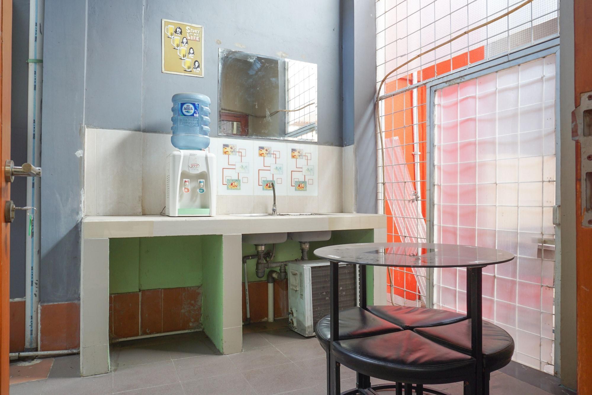 RedDoorz near Kemang Square Hotel Jakarta Bagian luar foto