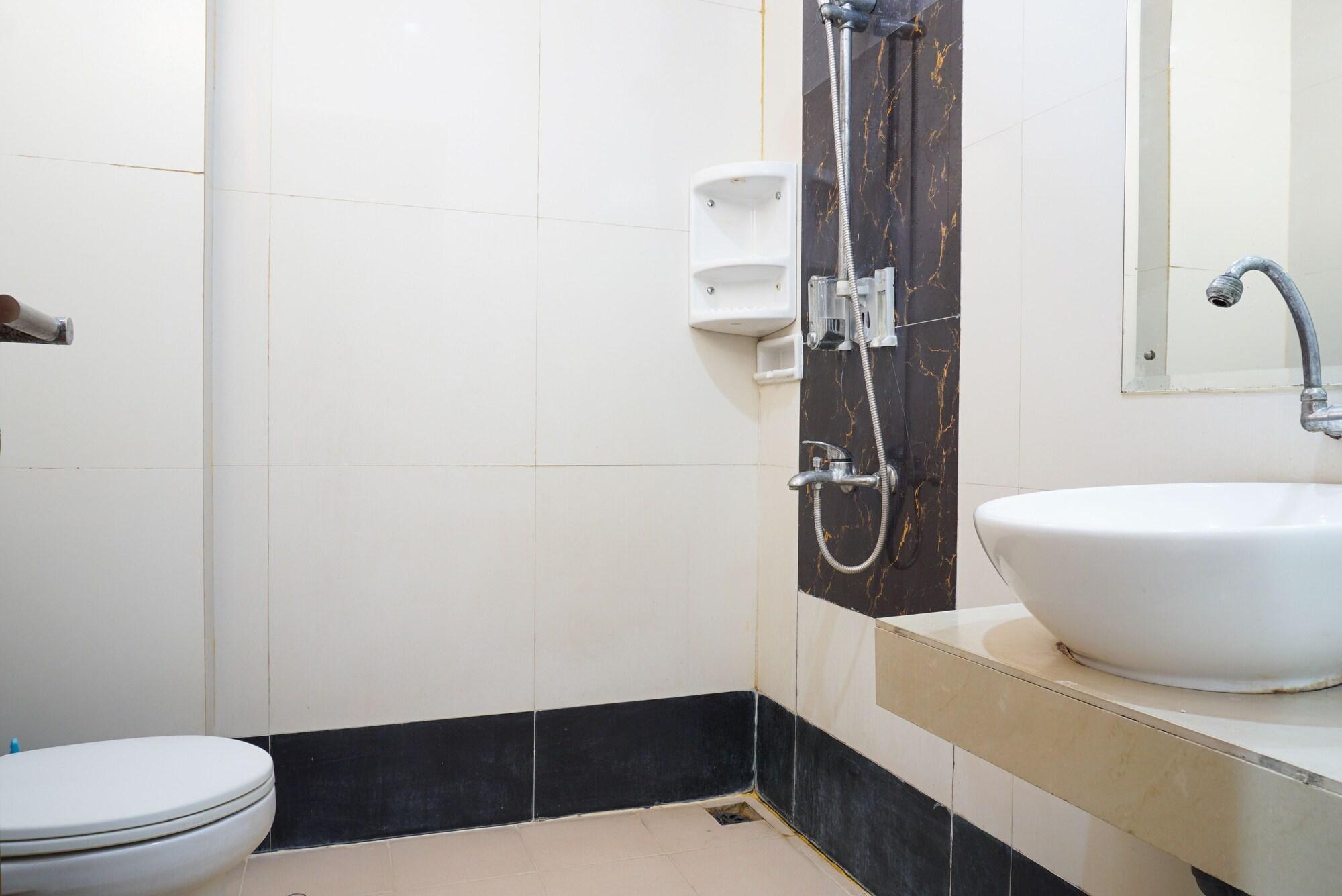 RedDoorz near Kemang Square Hotel Jakarta Bagian luar foto