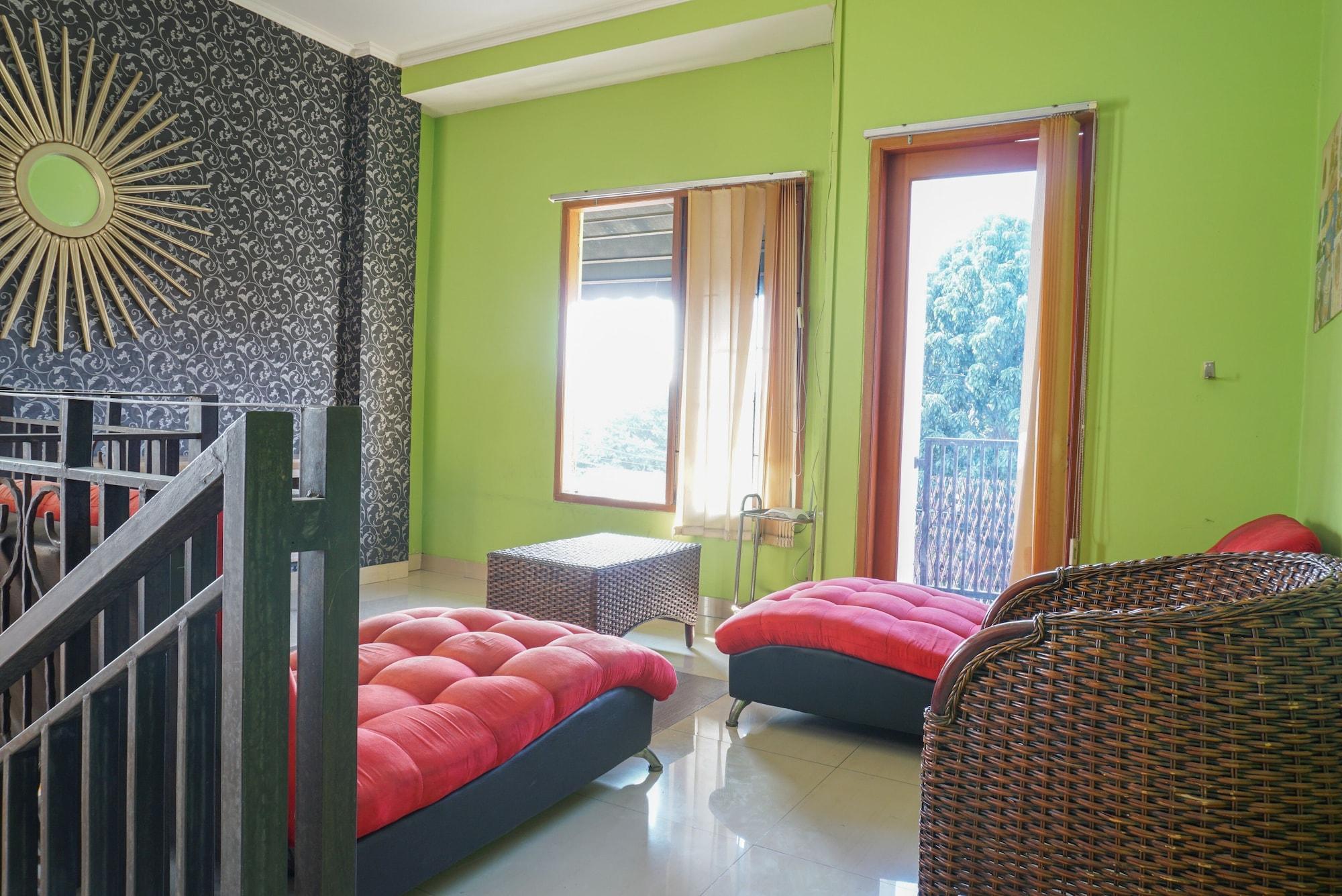 RedDoorz near Kemang Square Hotel Jakarta Bagian luar foto