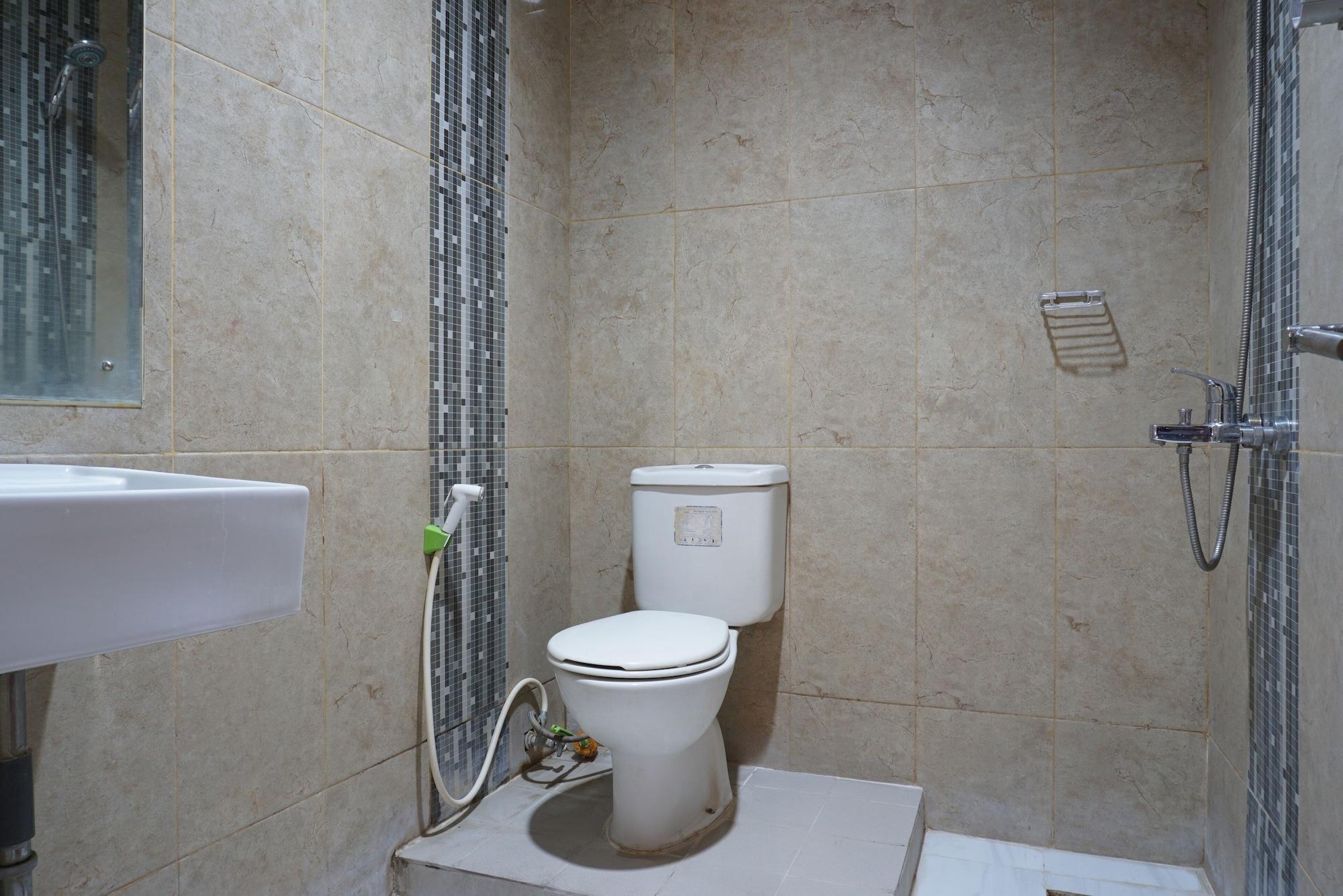 RedDoorz near Kemang Square Hotel Jakarta Bagian luar foto