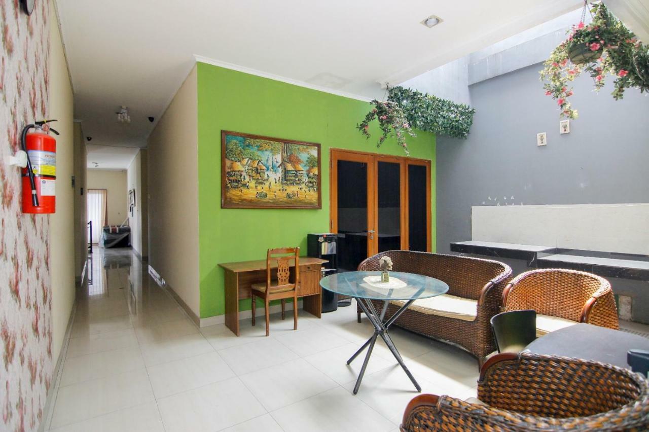 RedDoorz near Kemang Square Hotel Jakarta Bagian luar foto